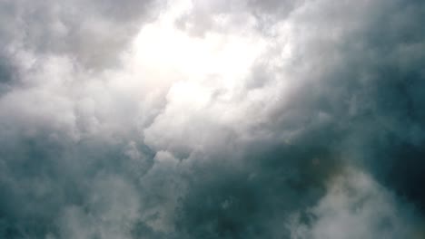 4k-Sonne-Hinter-Dünnen-Wolken-Und-Umgeben-Von-Dunklen-Wolken