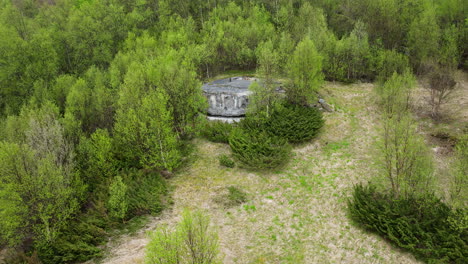 Antiguo-Búnker-Militar-Alemán-En-El-Bosque-De-Tromso,-Norte-De-Noruega