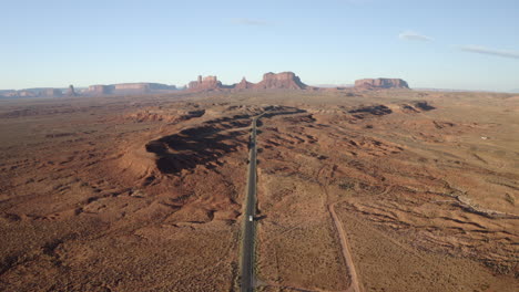 Hohe-Drohnenaufnahmen-Von-Wohnmobilen-Und-Wohnmobilen,-Die-Auf-Einem-Amerikanischen-Roadtrip-Auf-Dem-Legendären-Forest-Gump-Highway-Im-Monument-Valley,-Utah,-Fahren