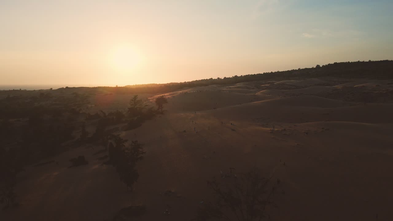 elevador aéreo al atardecer revela un vasto paisaje de dunas de mui ne, vietnam