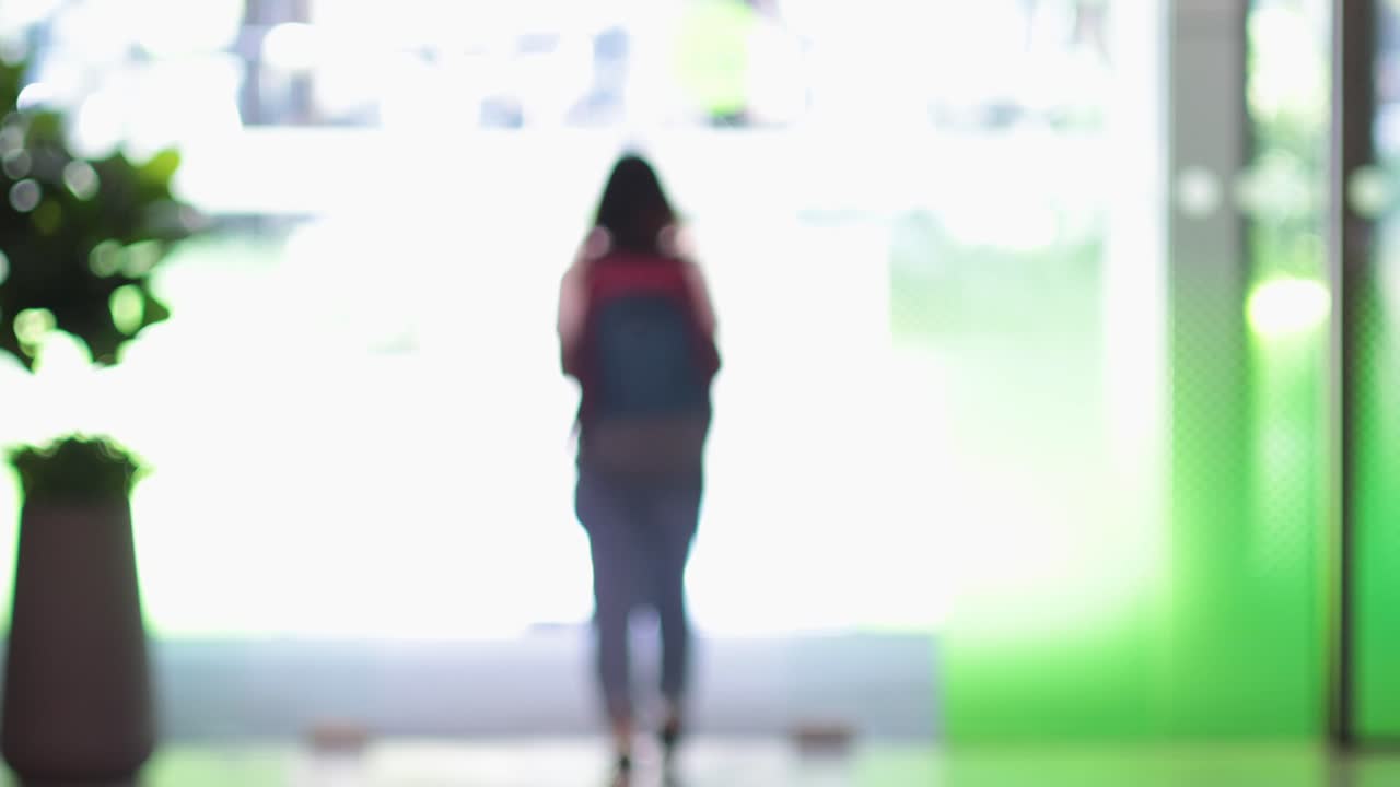 슬라이딩 유리 문을 향해 걸어가고 나가는 사람