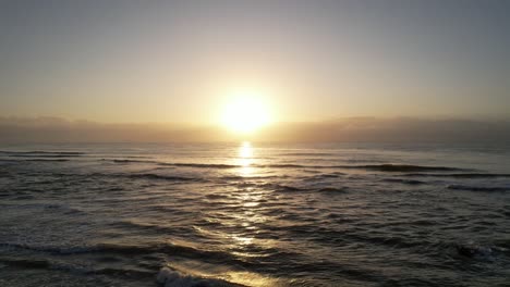 imagen aérea panorámica de las playas, luz del amanecer, isla do mel, paraná, brasil