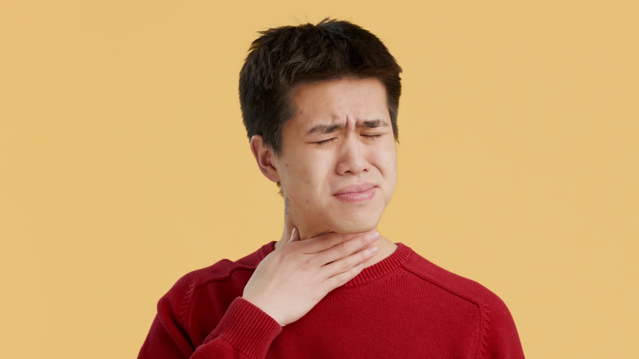 hombre con dolor de garganta