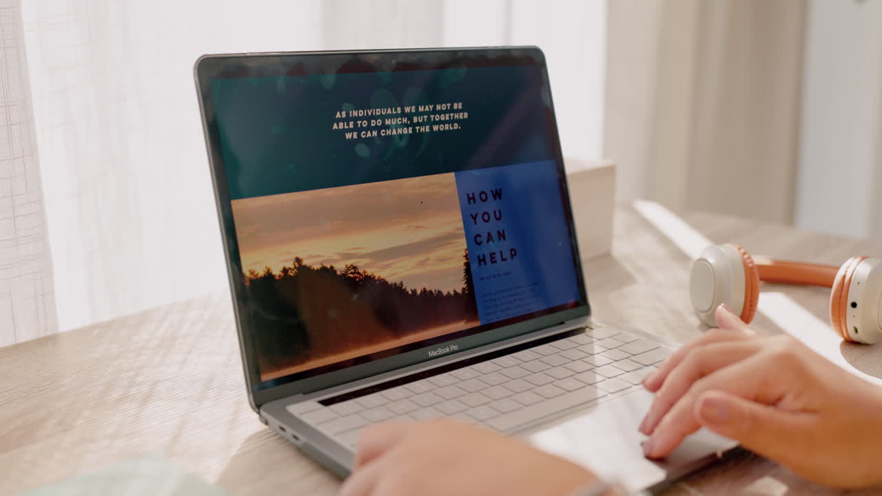 sitio web, investigación y portátil con las manos de la mujer