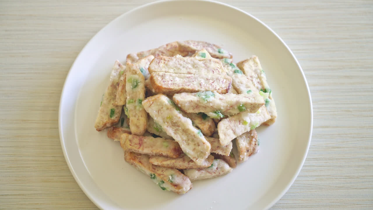 접시에 설탕을 입힌 타로 또는 바삭한 달콤한 스노우 타로