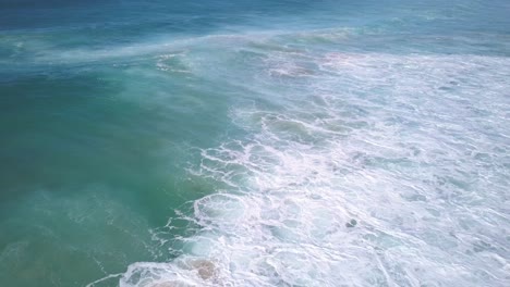 vista aérea de arriba hacia abajo de las poderosas olas del océano azul profundo en invierno