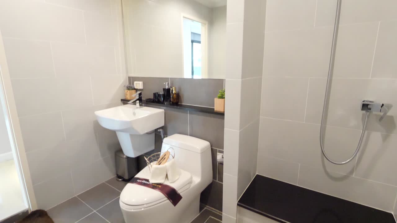 decoración de baño de piso de baldosas de cerámica blanca