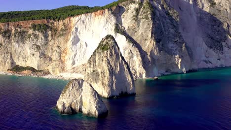 Rocas-Que-Sobresalen-Del-Mar-En-Zakynthos,-Grecia.