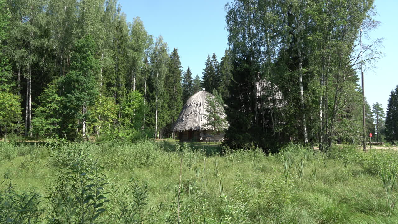cabaña de madera en el bosque