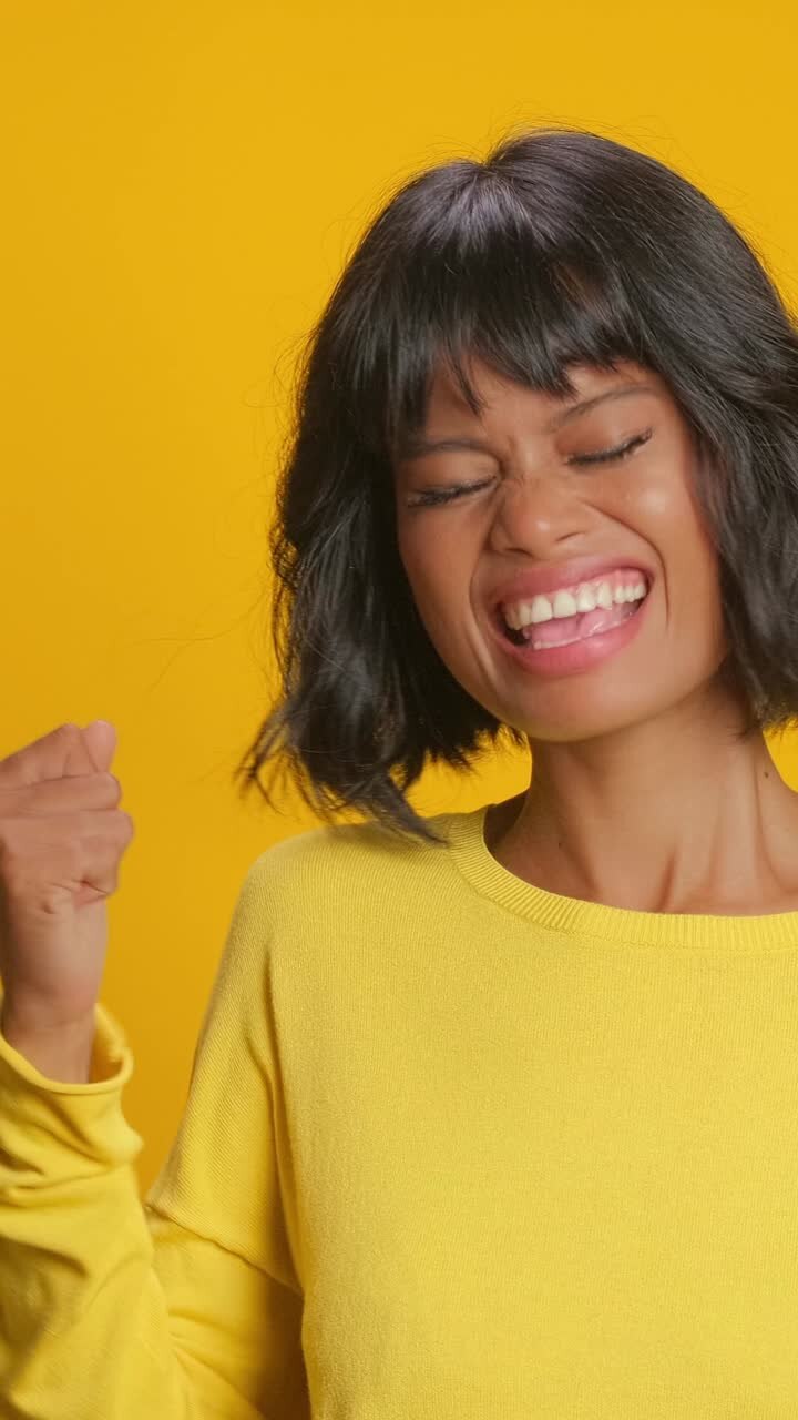 Sorrisi luminosi e colori vivaci creano momenti di gioia in uno studio accogliente.