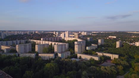 Bonita-Vista-Aérea-Del-Edificio-Del-Sistema-De-Paneles-De-Vuelo,-Complejo-De-Viviendas-Prefabricadas,-Berlín-Marzahn-Alemania-Oriental-Hora-Dorada-2023