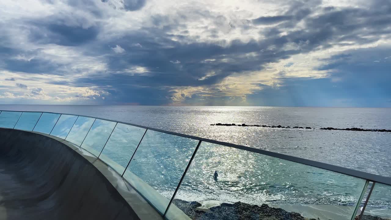 남자는 키프로스 섬 떨어져 지중해에서 수영