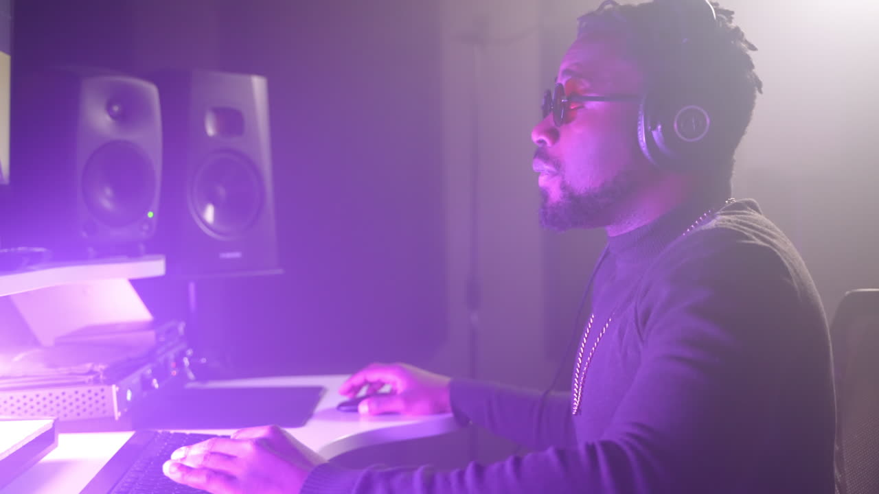 productor de música en un estudio de grabación