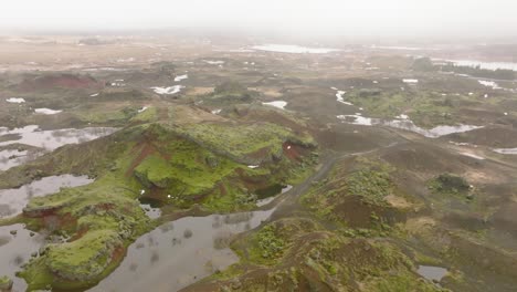 vista panorámica aérea de los cráteres raudholar, las colinas rojas, formaciones geológicas de terreno volcánico, islandia