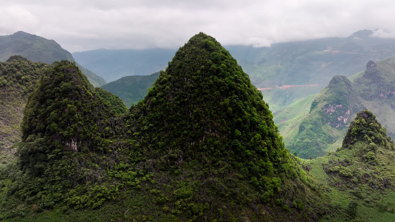 paisaje de valle y montañas escarpadas durante el día en ha giang, vietnam