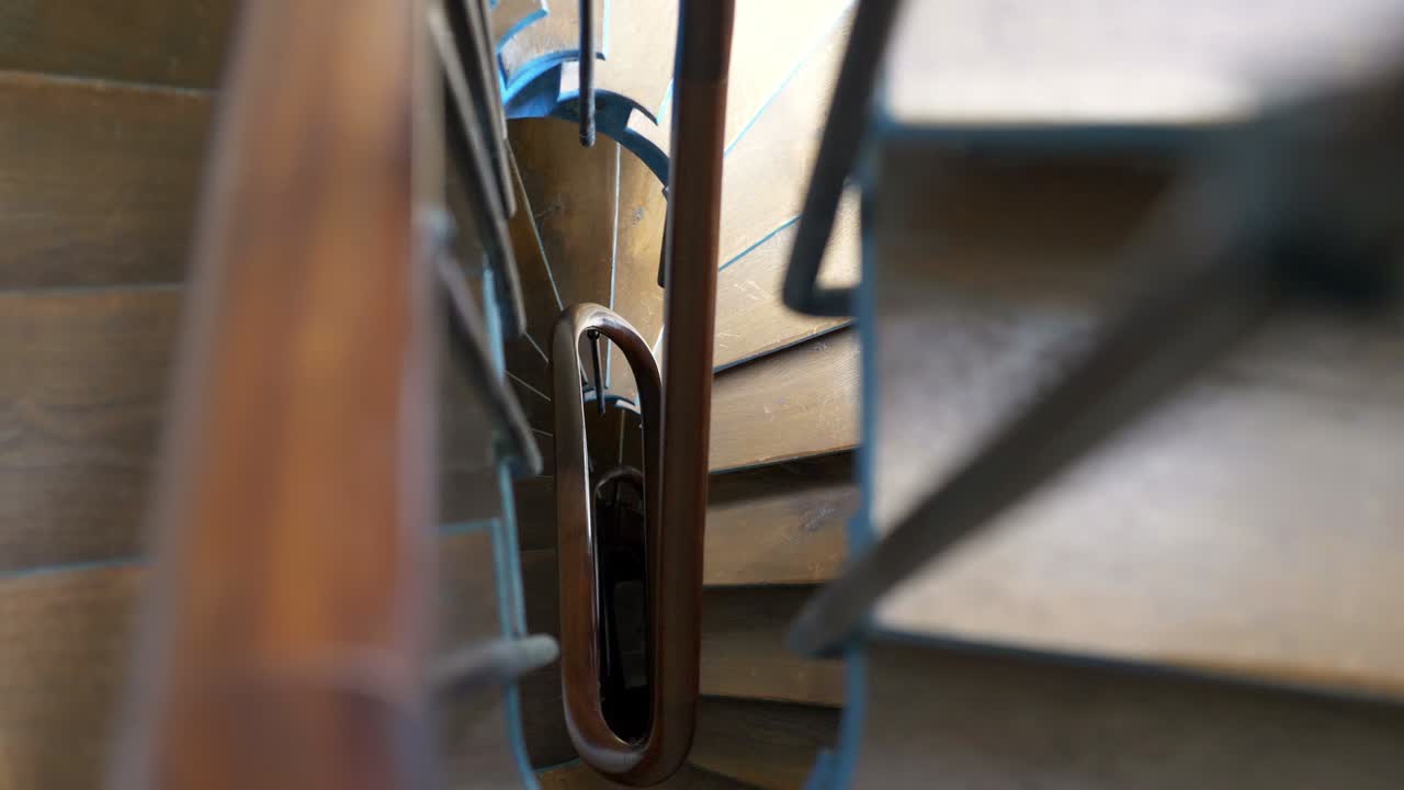 둥근 나무 나선형 계단 4k 느린 동작 60fps