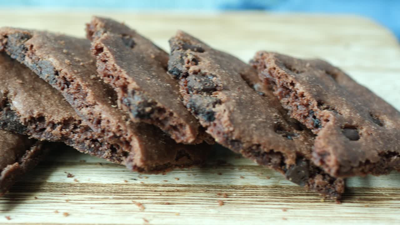 화이트 초콜릿 칩 더미를 닫습니다.