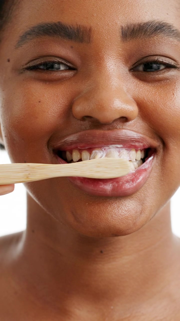 Jovem Mulher Escovando os Dentes com Escova de Bambu