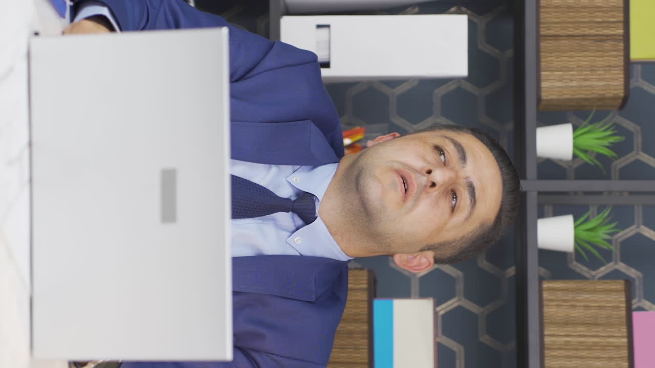 vídeo vertical de un hombre de negocios en un estado cansado y lento.