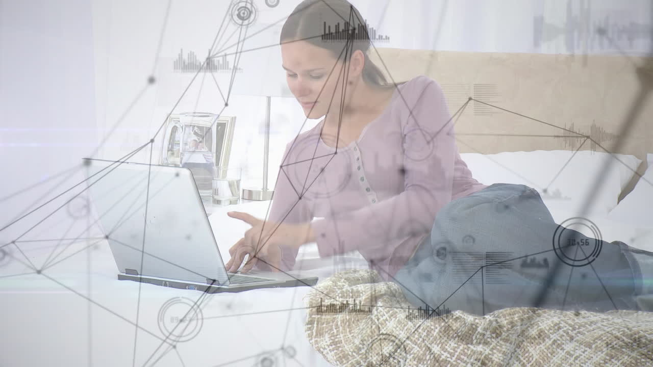 animación de la red de conexiones a través de una estudiante usando una computadora portátil desde casa