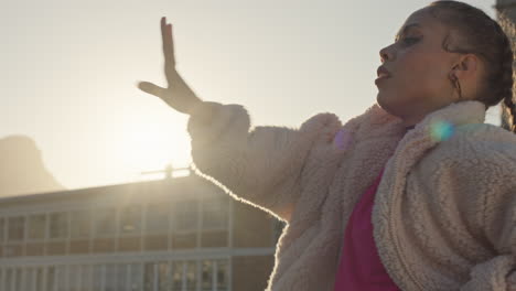 Mujer-Bailando-En-La-Azotea-Chica-Realizando-Baile-Hip-Hop-Divirtiéndose-Bailarina-De-Estilo-Libre-En-La-Ciudad-Urbana-Al-Atardecer