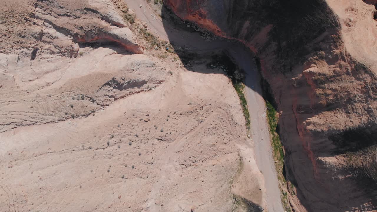 drone levantando una toma de un desierto, aspecto de parque jurásico, cielo azul