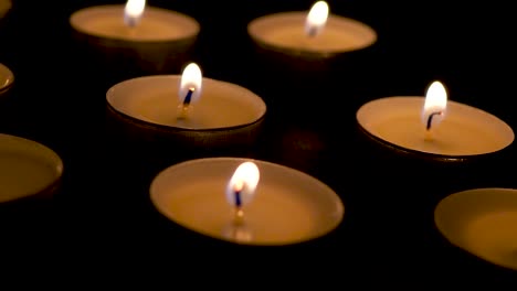 velas en la oscuridad diapositiva giratoria macro dolly close-up