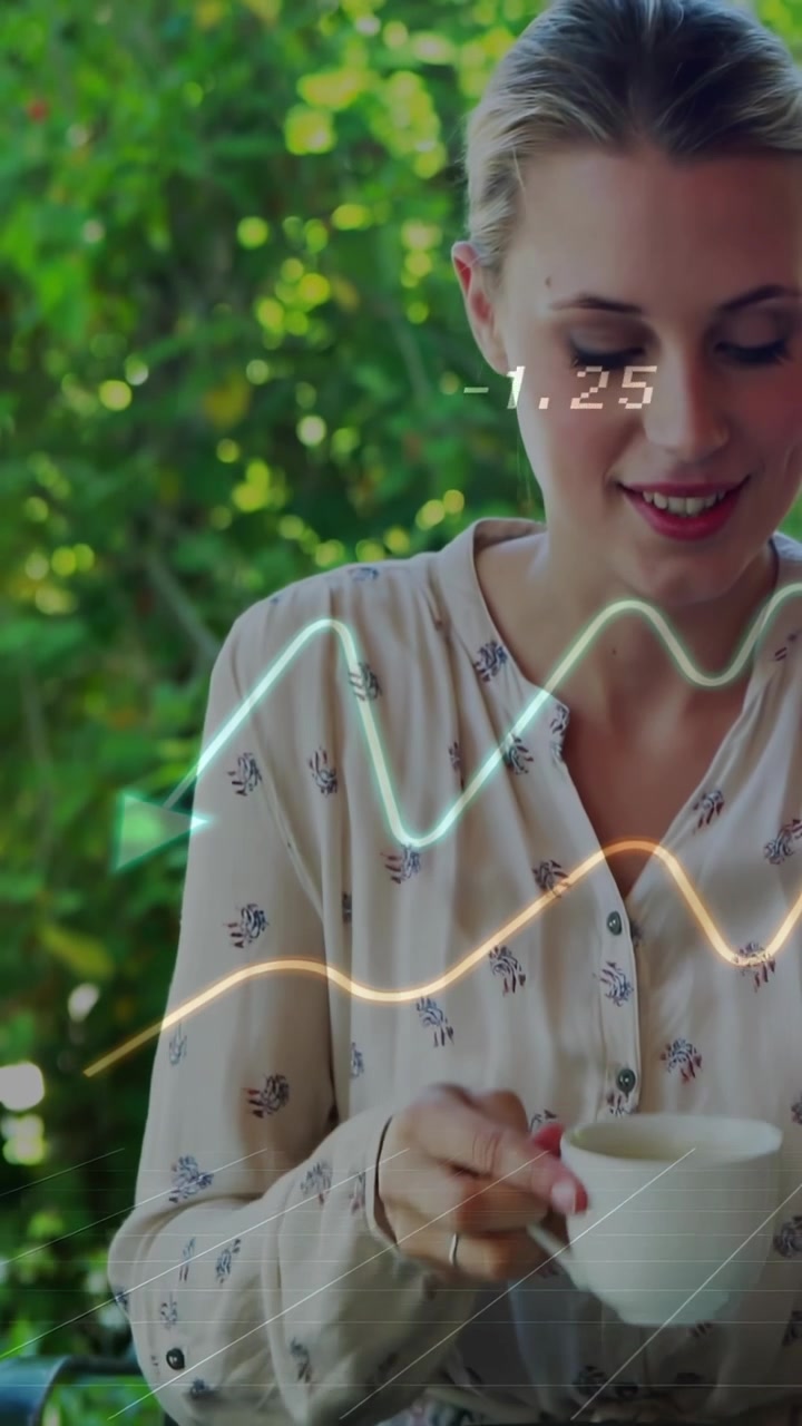 Video verticale: Donna che mescola e sorseggia in un caffè, con un overlay che attraversa l'inquadratura mostrando una forma d'onda per la tecnologia.