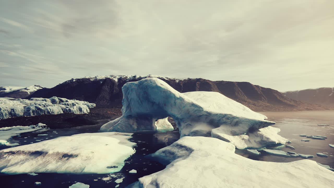 Primo piano di iceberg sulla riva di sabbia nera