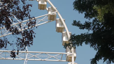la rueda de ferris en el parque