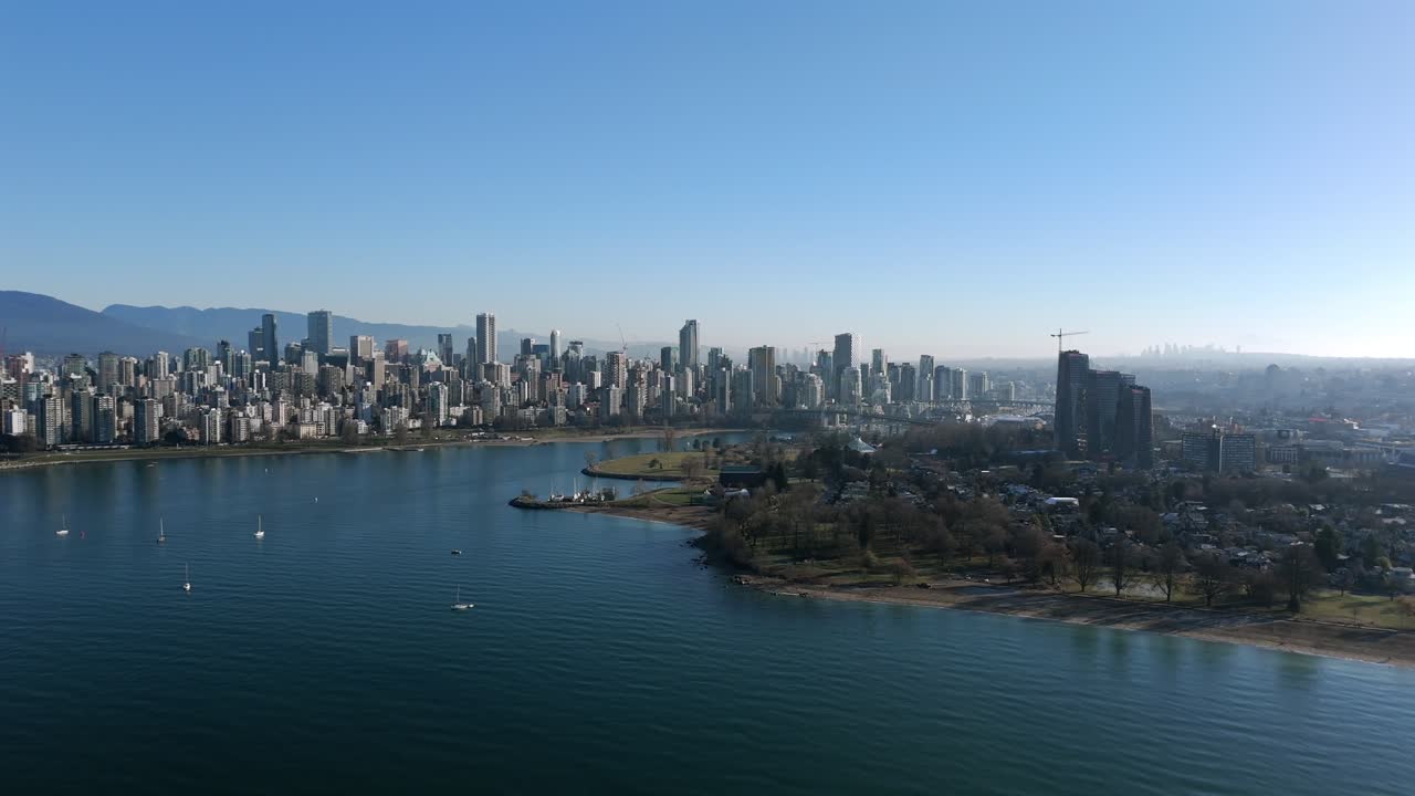 Centro di Vancouver visto dalla English Bay con acqua tranquilla in BC, Canada. Ripresa aerea