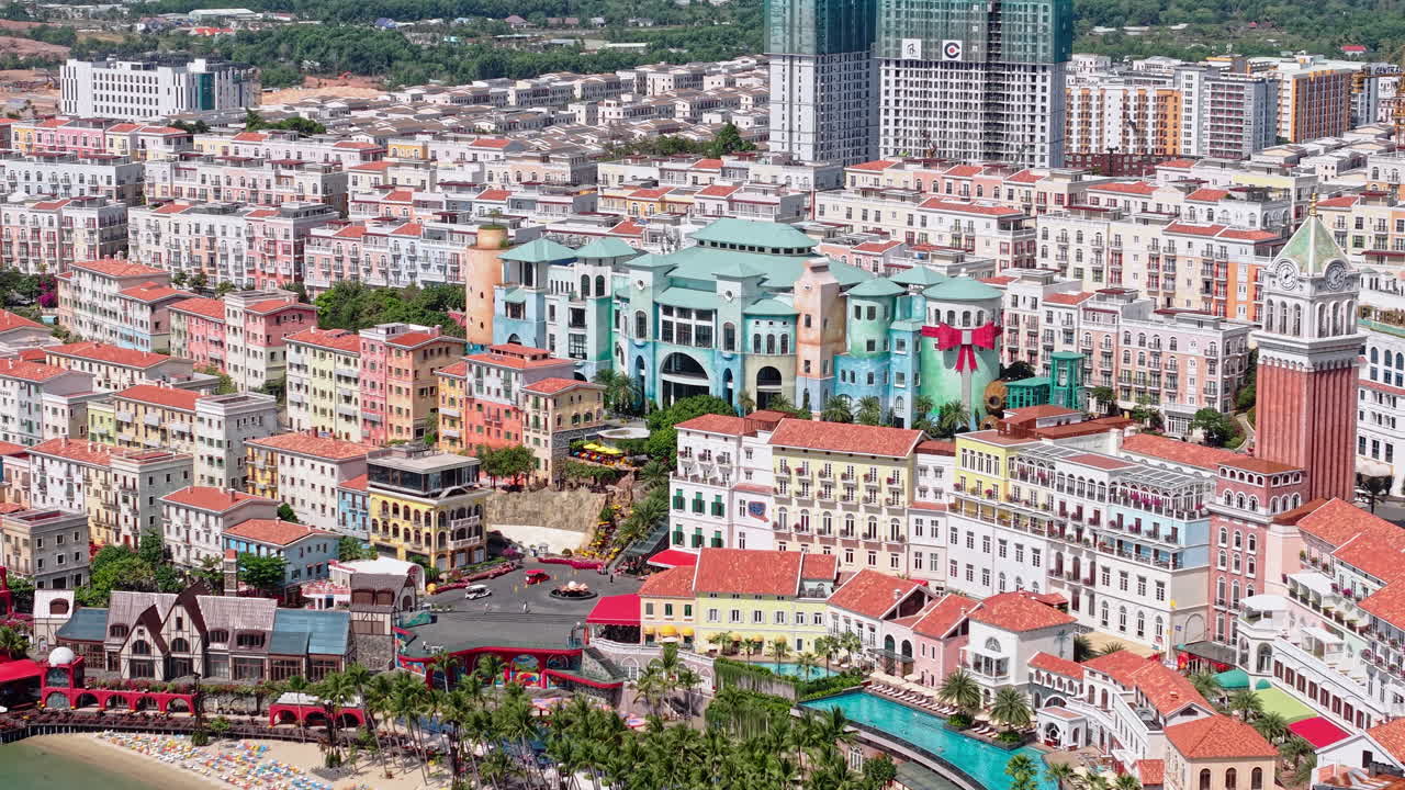 Sunset Town, Isola di Phu Quoc, Vietnam. Ripresa con drone del paesaggio urbano, edifici colorati e repliche di architettura italiana