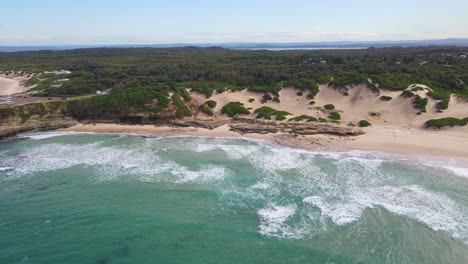 Aparcamiento-En-El-Acantilado-Rocoso-Entre-Soldados-Y-Playa-De-Guijarros-En-Norah-Head,-Nsw