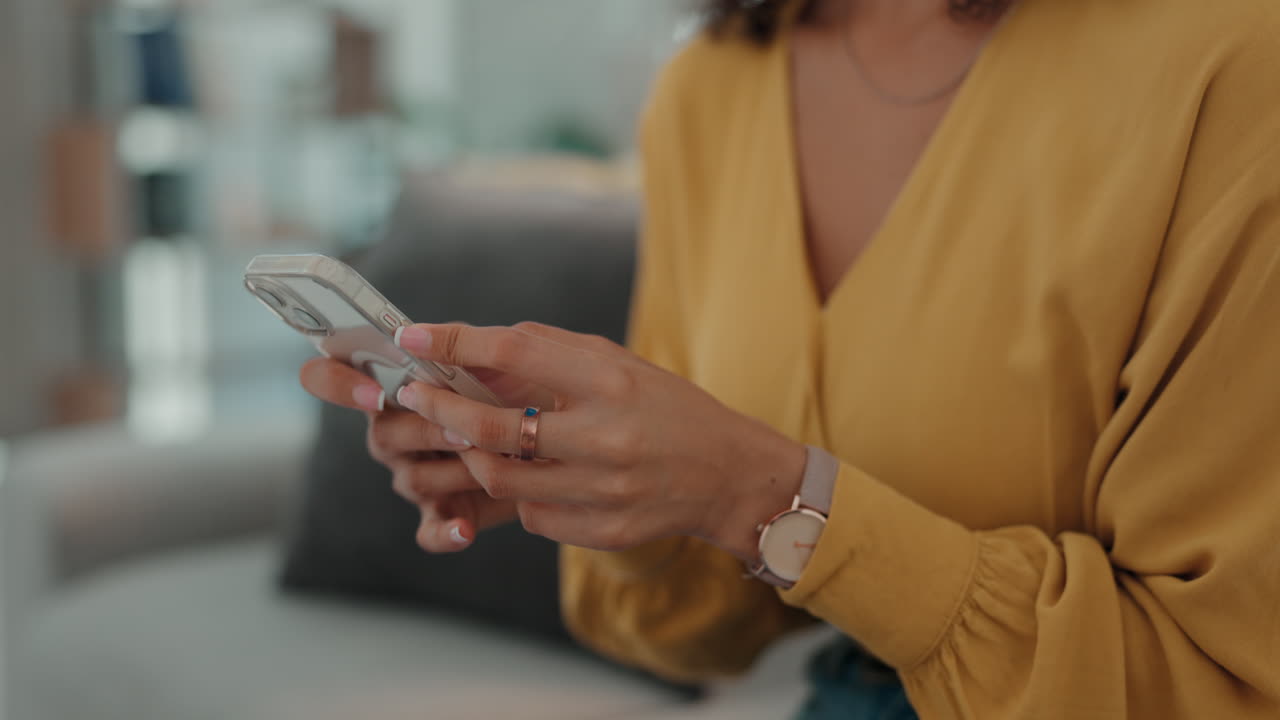 mecanografía, sofá y manos de mujer con teléfono