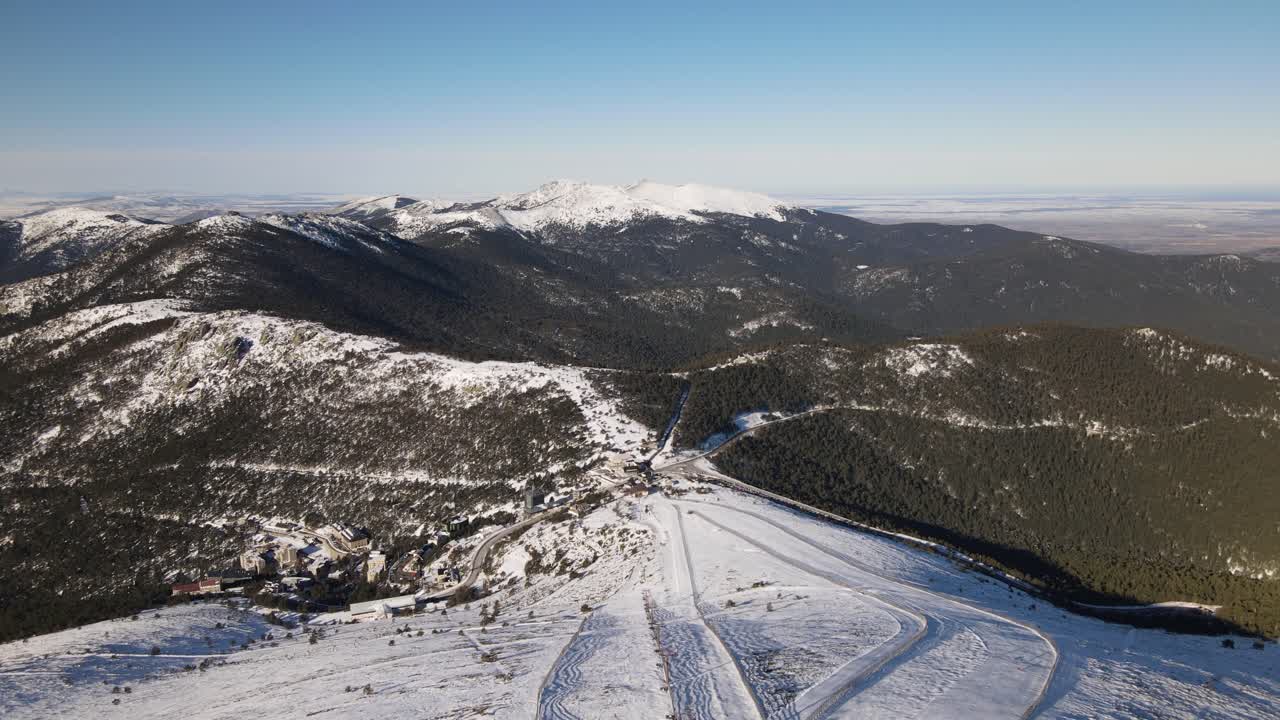 toma aérea ascendente sobre una pista de esquí en la cima de una montaña nevada