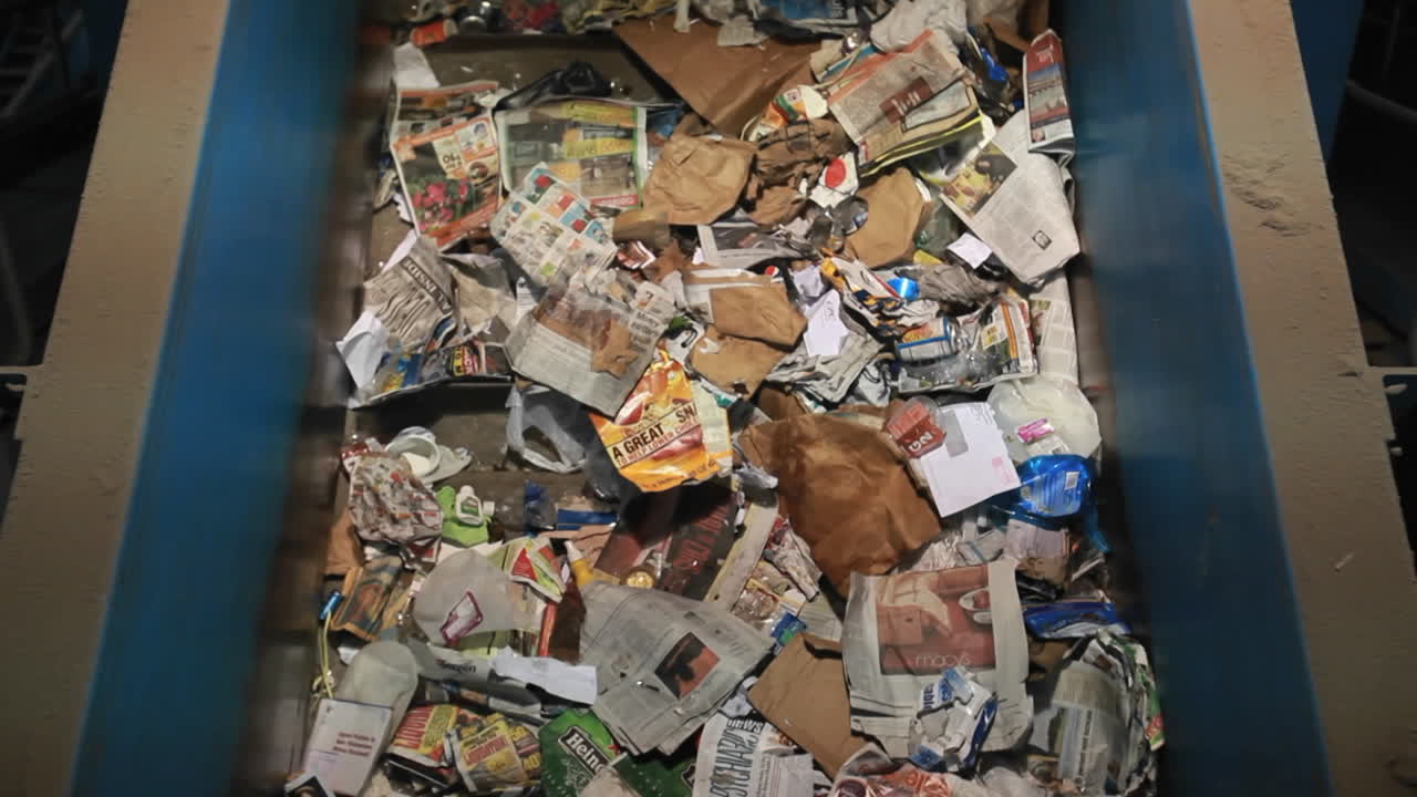 종이 제품은 재활용 센터의 컨베이어 벨트 아래로 이동합니다.