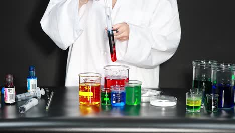 el científico lleva a cabo un experimento con líquidos de colores