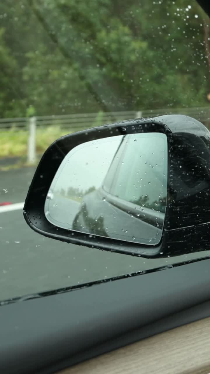 은 도로 에서 차  거울 으로 볼 수 있는 모습