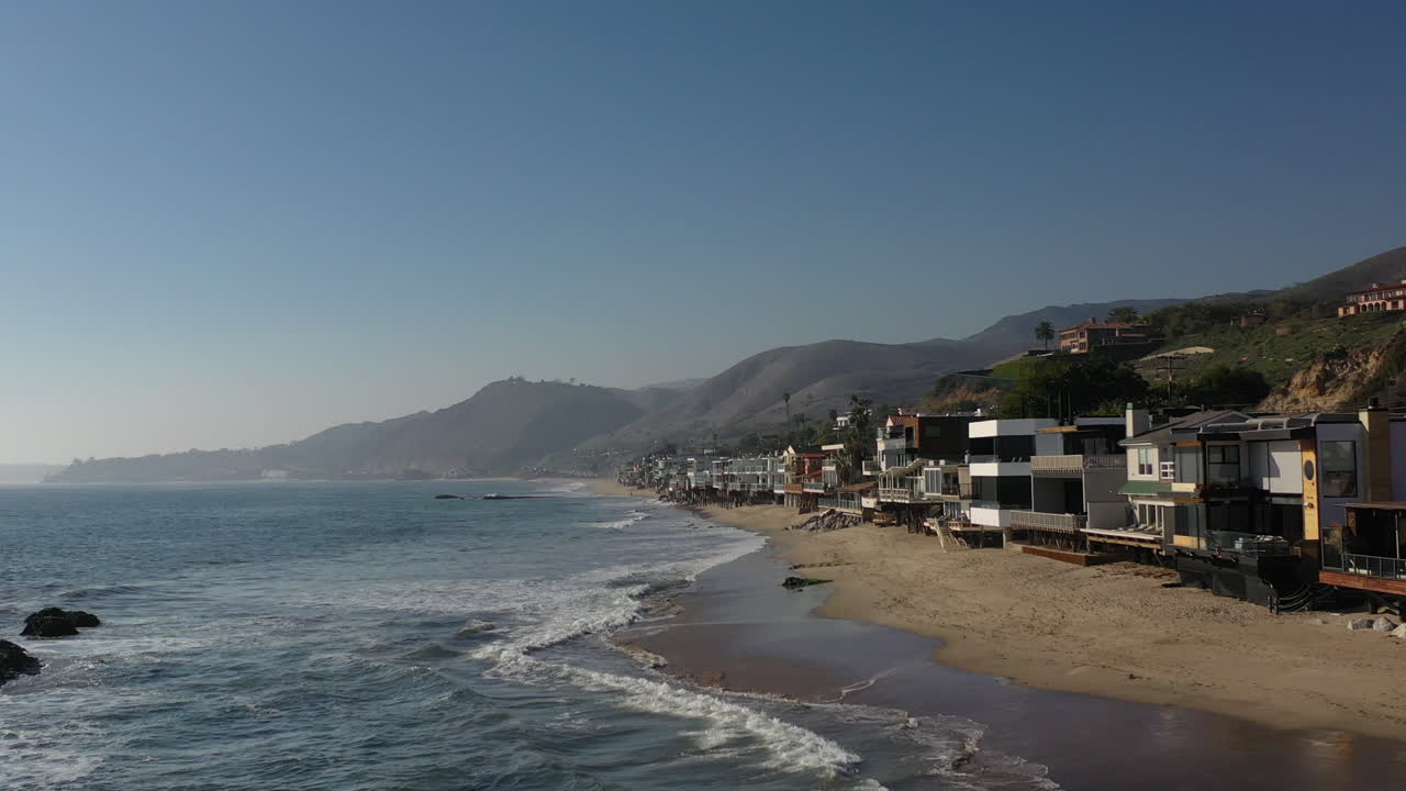 화창한 날 해안과 매우 가까운 전용 주택이 있는 해변의 일반적인 전망 - 드론 샷