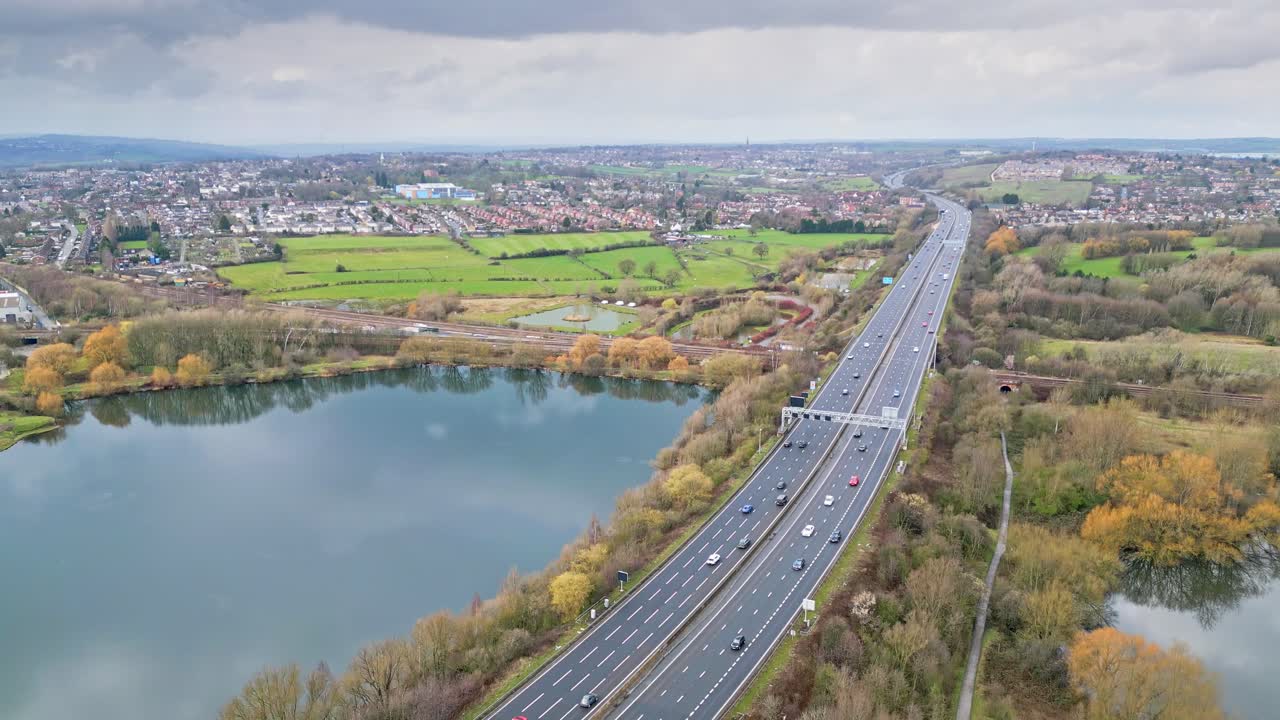 영국 웨스트 요크셔 주 웨이크필드 시 근처의 m1 고속도로의 항공 드론 영화 영상 영상