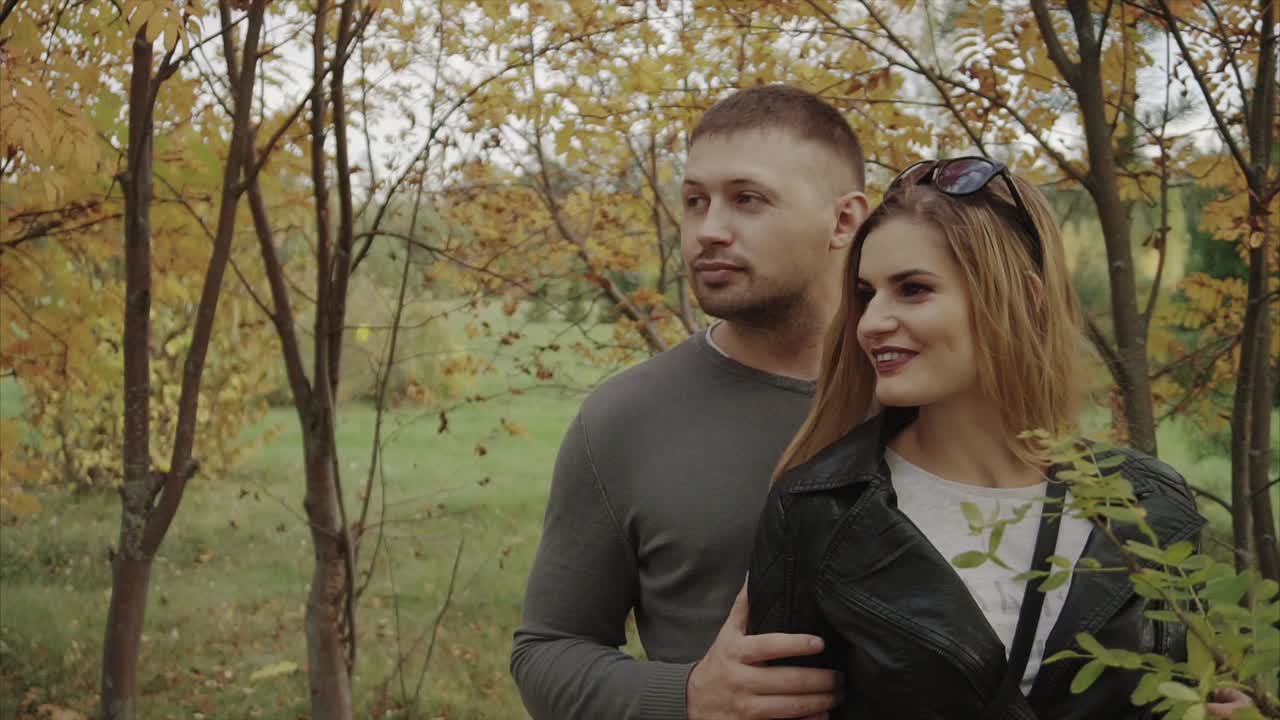 pareja en el parque de otoño