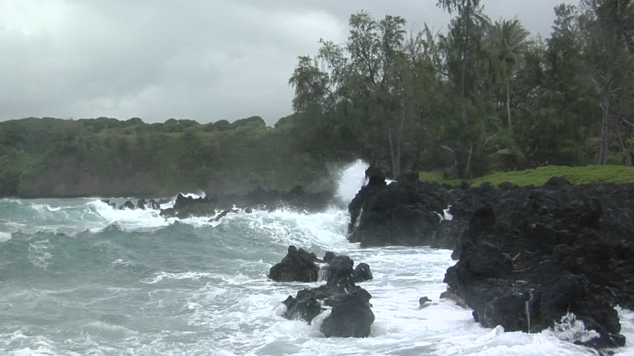 큰 태평양 폭풍이 큰 파도로 하와이를 강타하다