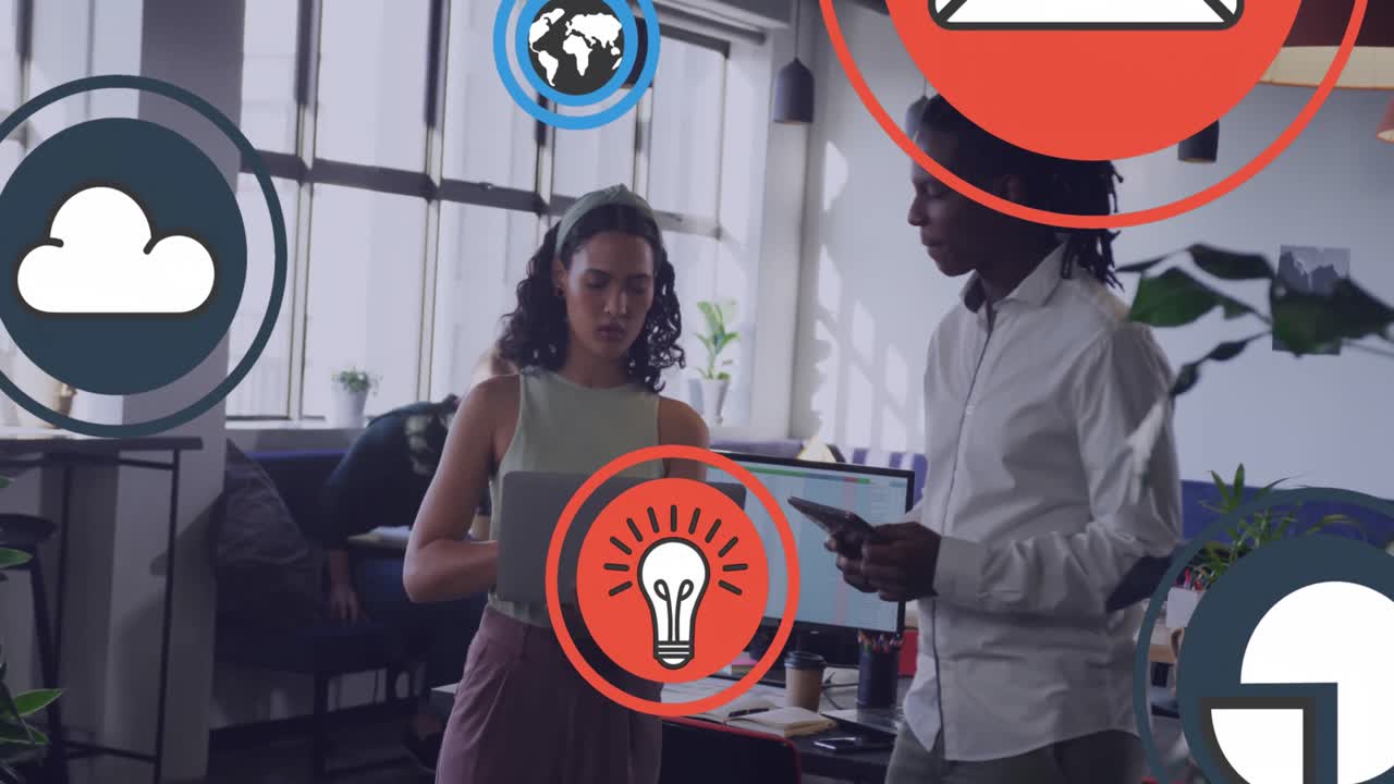 animación de iconos de redes sociales y procesamiento de datos sobre diversas personas de negocios