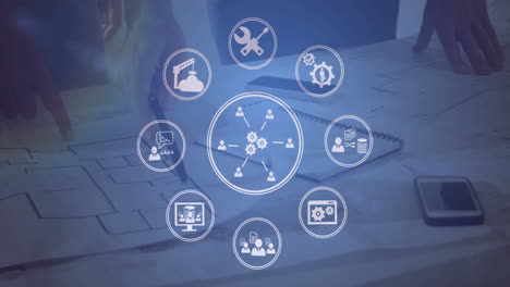 animación de iconos de los medios sobre empresario caucásico discutiendo proyecto