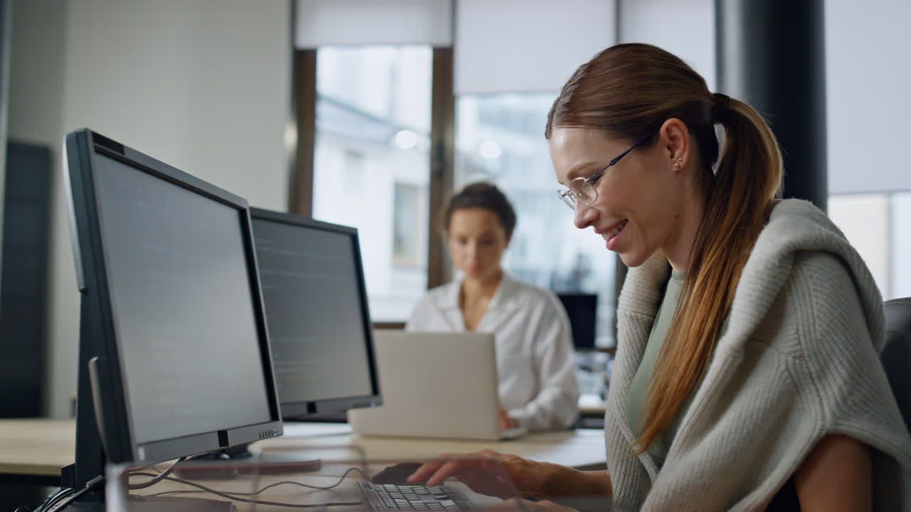 sonriendo, una mujer programando software en la oficina, un ingeniero de arranque comprobando el código.