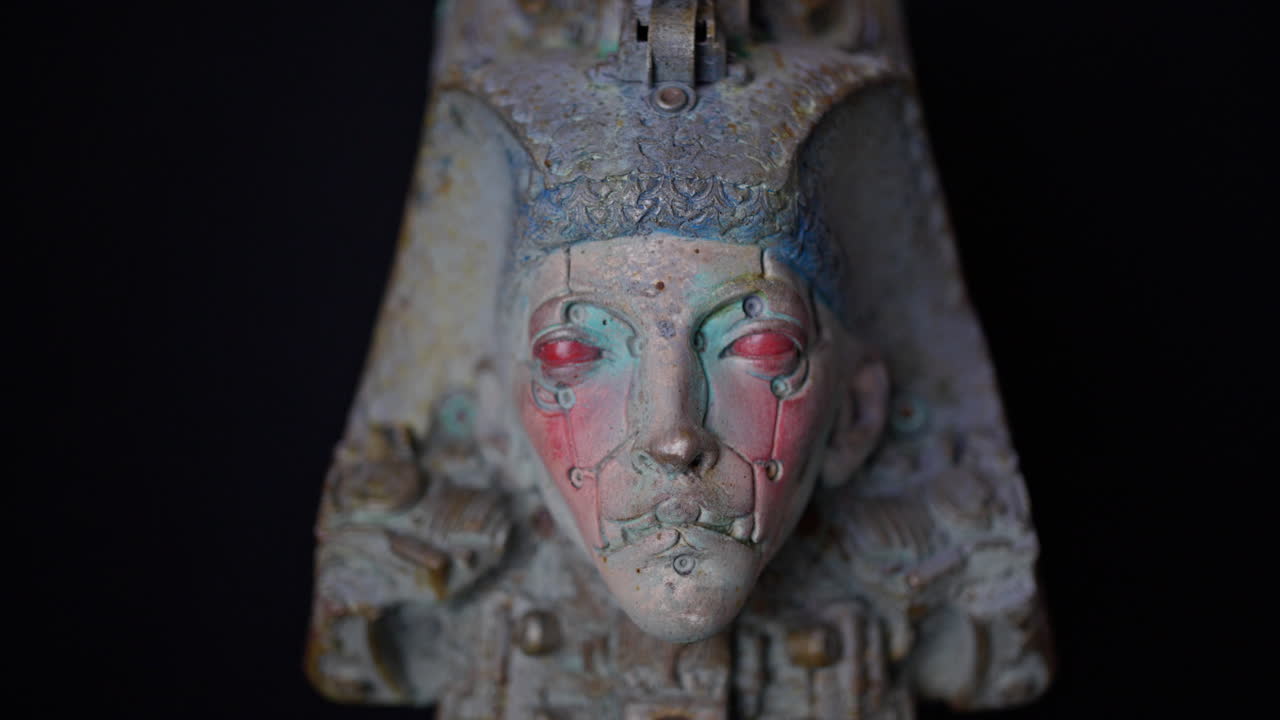 미래 고대 이집트 영감을 받은  ⁇ 은 눈의 얼굴 조각 매우 상세한 4k