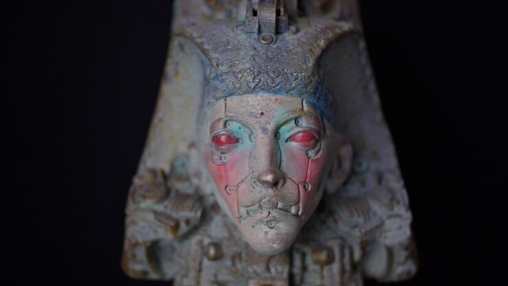 Scultura di volto con occhi rossi ispirata all'antico futuro egiziano, riccamente dettagliata, 4K.