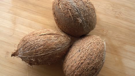coco de cerca en el fondo de madera