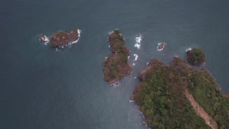 Drone-shot-of-islets-in-the-middle-of-the-ocean