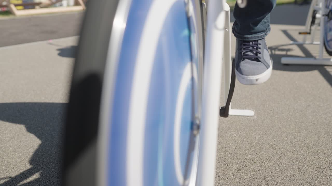 은 날에 스무시 자전거의 바가 회전하는 애니메이션